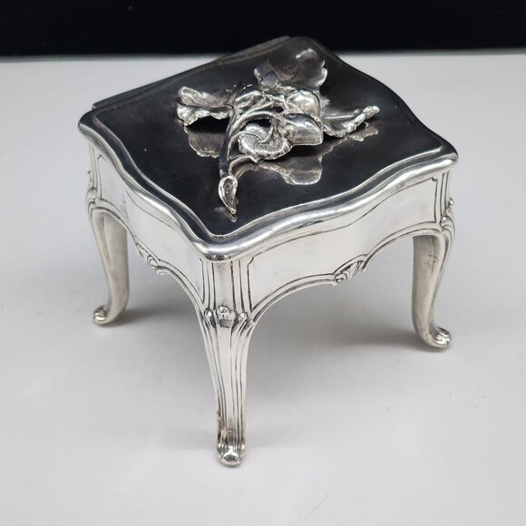 Antique W.B. Mfg 795 Silver Plate Cigarette Box With Floral Berries Curved Legs - Picture 1 of 15